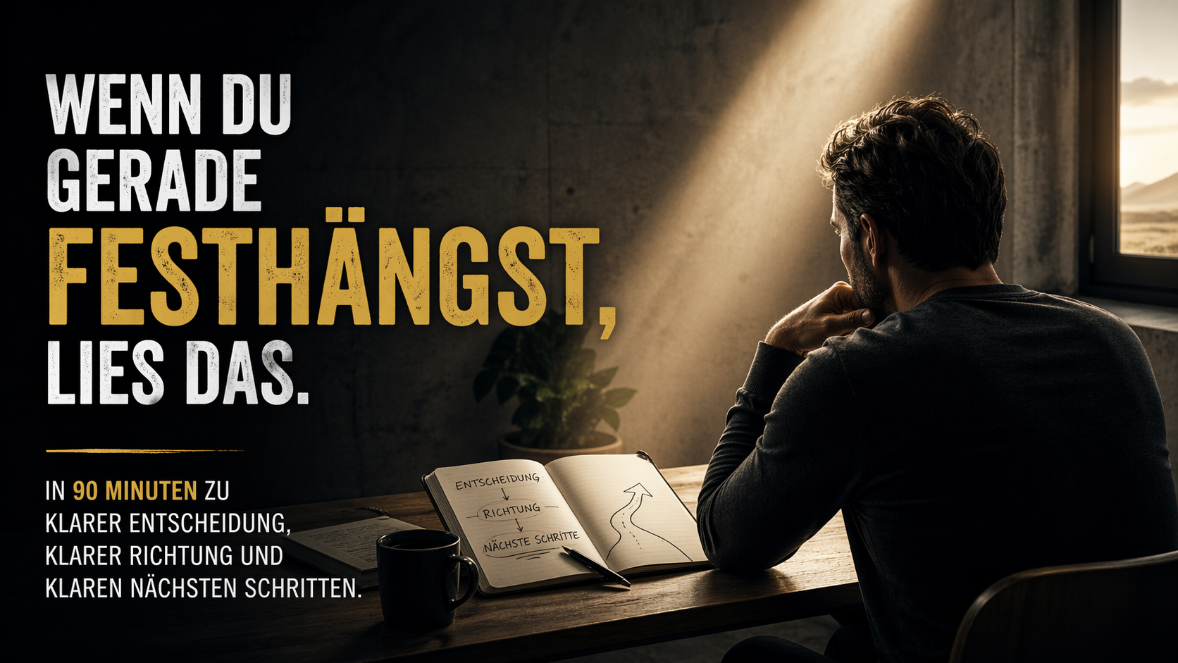 Mann sitzt nachdenklich am Tisch im Lichtstrahl und trifft eine klare Entscheidung aus Unklarheit