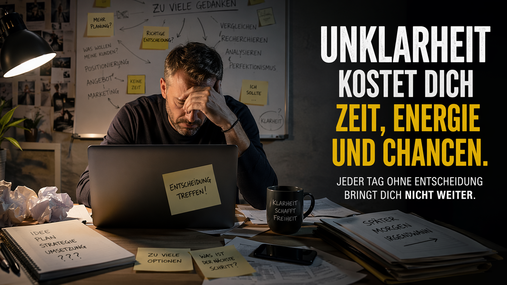 Mann sitzt erschöpft vor Laptop mit vielen offenen Tabs und wirkt überfordert durch fehlende Klarheit